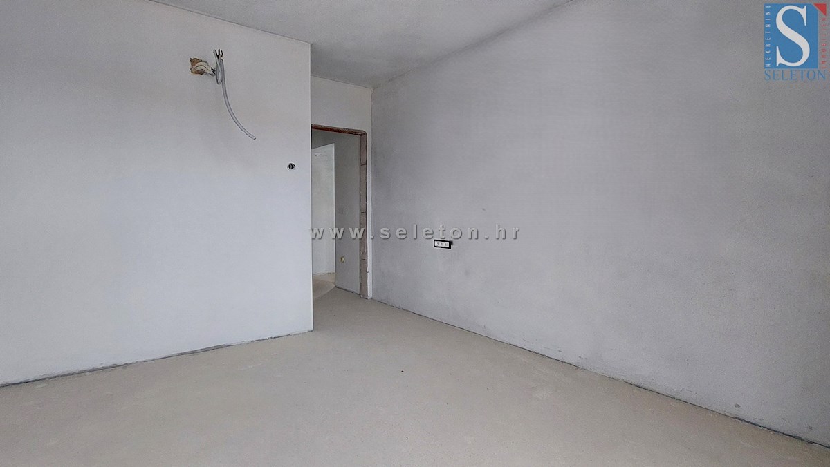 Poreč, novo stanovanje 95 m2 z lastnim vrtom 115 m2, cca 800 m od morja (zračne črte)