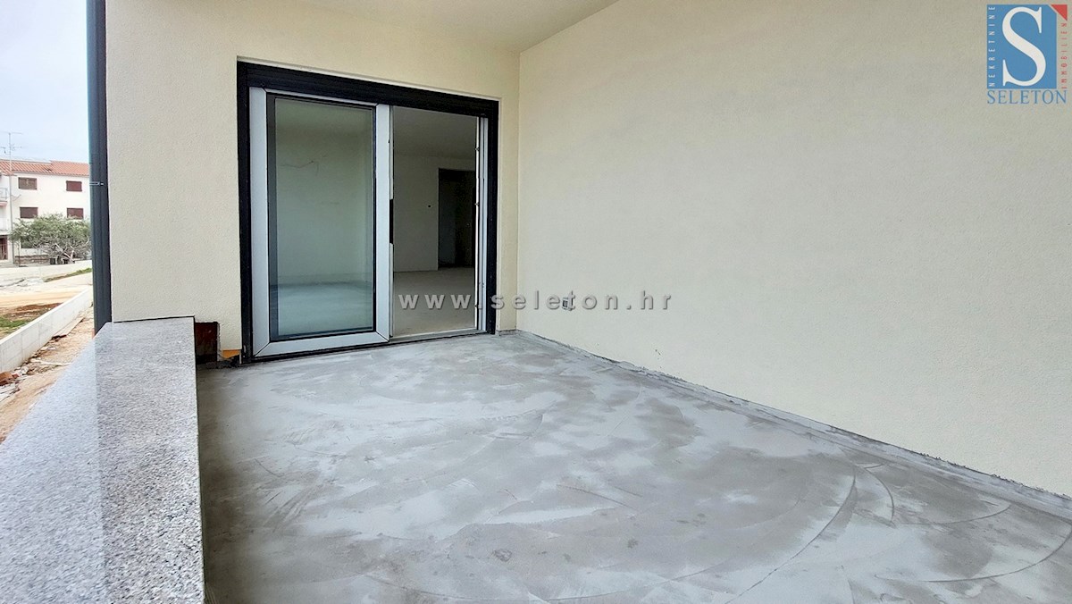 Poreč, novo stanovanje 95 m2 z lastnim vrtom 115 m2, cca 800 m od morja (zračne črte)