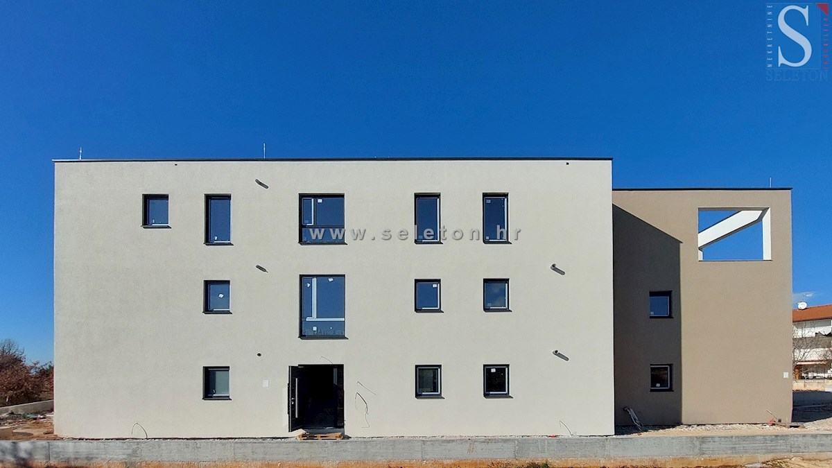 Poreč, novo stanovanje 95 m2 z lastnim vrtom 115 m2, cca 800 m od morja (zračne črte)