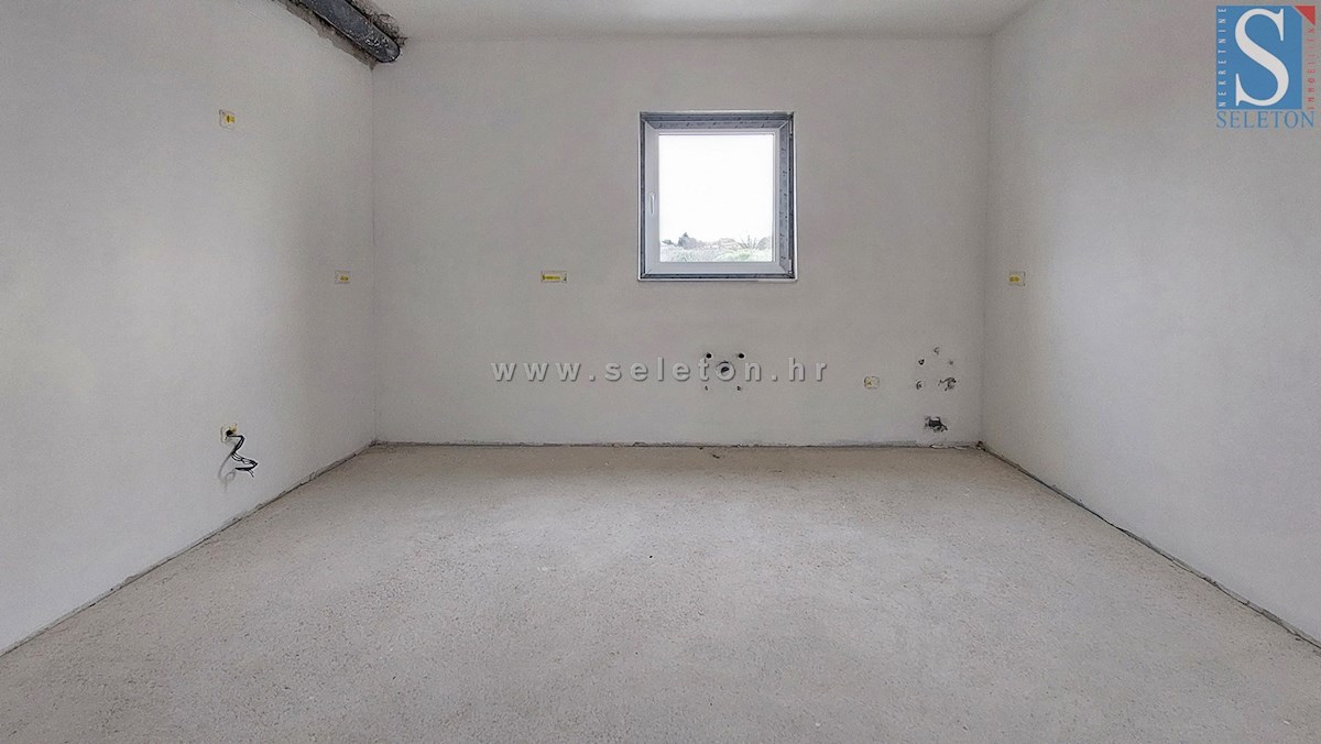 Poreč, novo stanovanje 95 m2 z lastnim vrtom 115 m2, cca 800 m od morja (zračne črte)