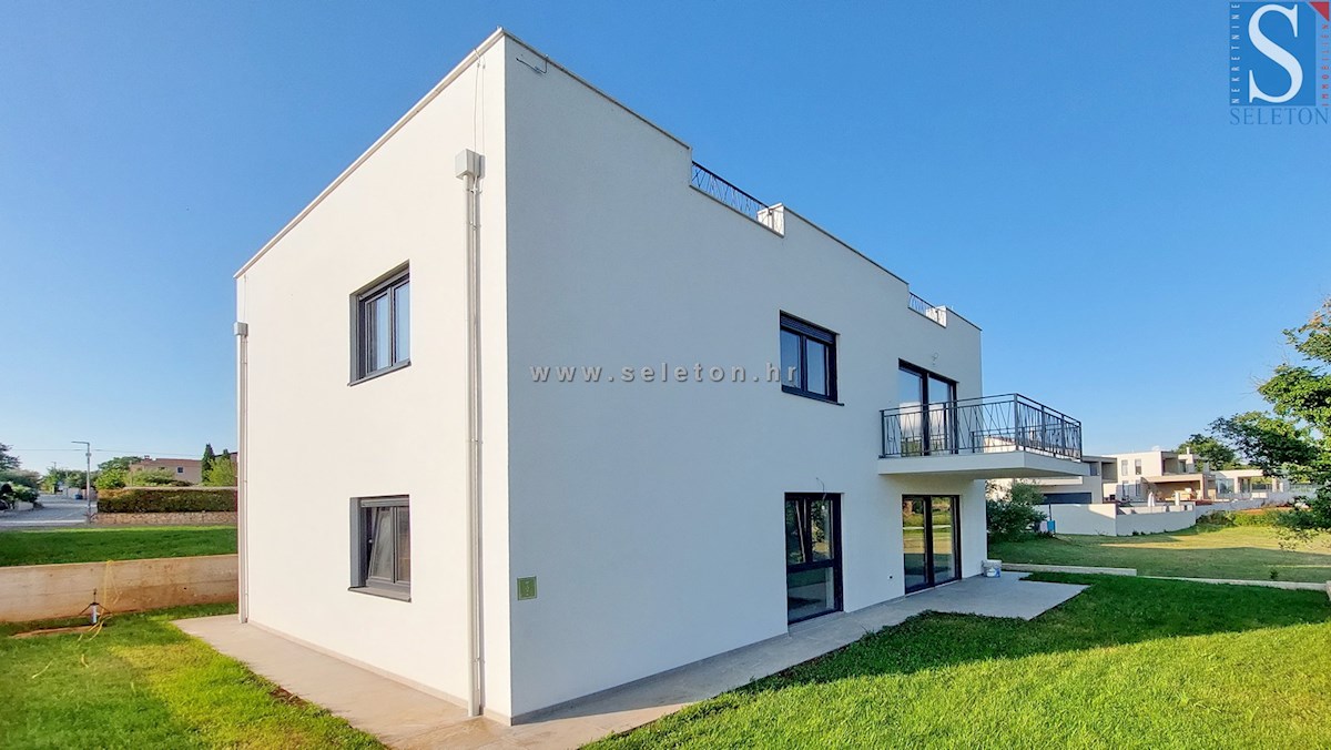 Novo stanovanje v okolici Poreča 94 m2 z veliko strešno teraso od 84 m2