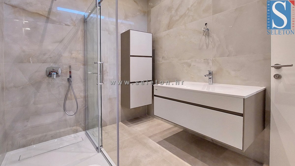 Novo stanovanje v Poreču 80 m2, delno opremljeno, talno gretje