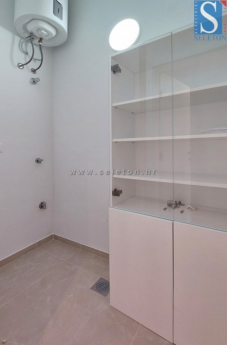 Novo stanovanje v Poreču 80 m2, delno opremljeno, talno gretje
