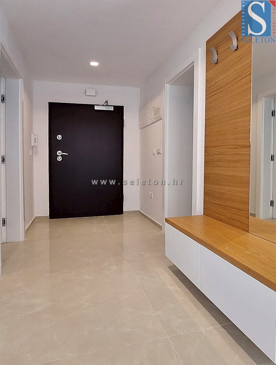 Novo stanovanje v Poreču 80 m2, delno opremljeno, talno gretje