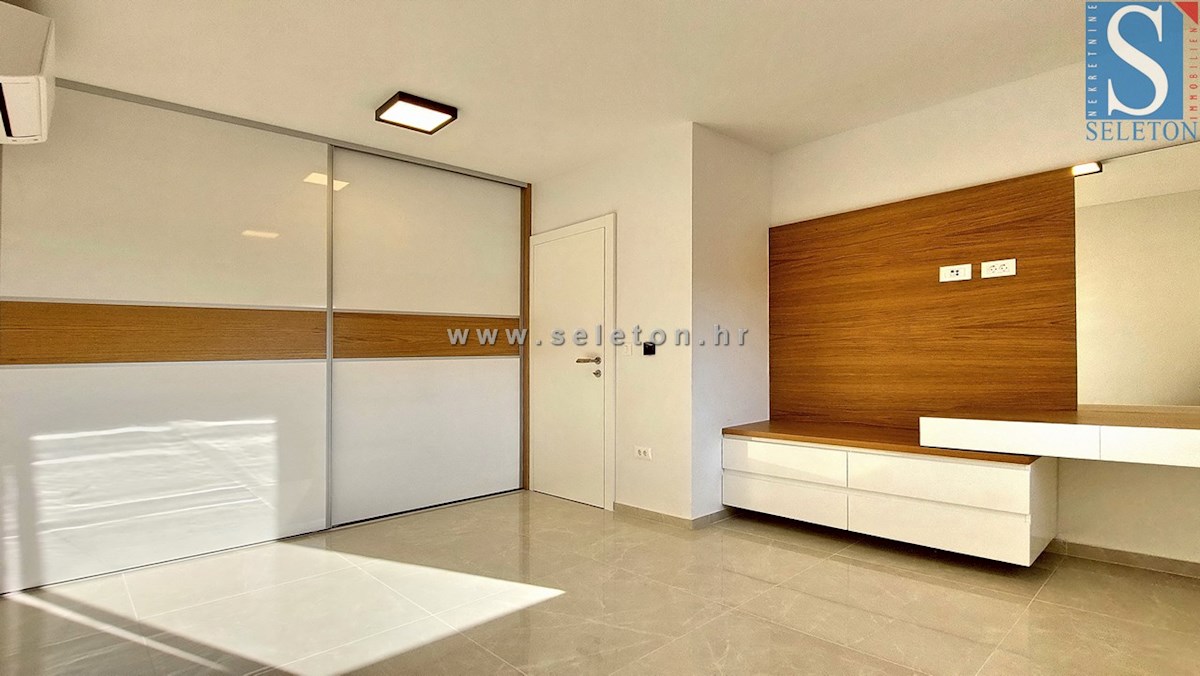 Novo stanovanje v Poreču 80 m2, delno opremljeno, talno gretje