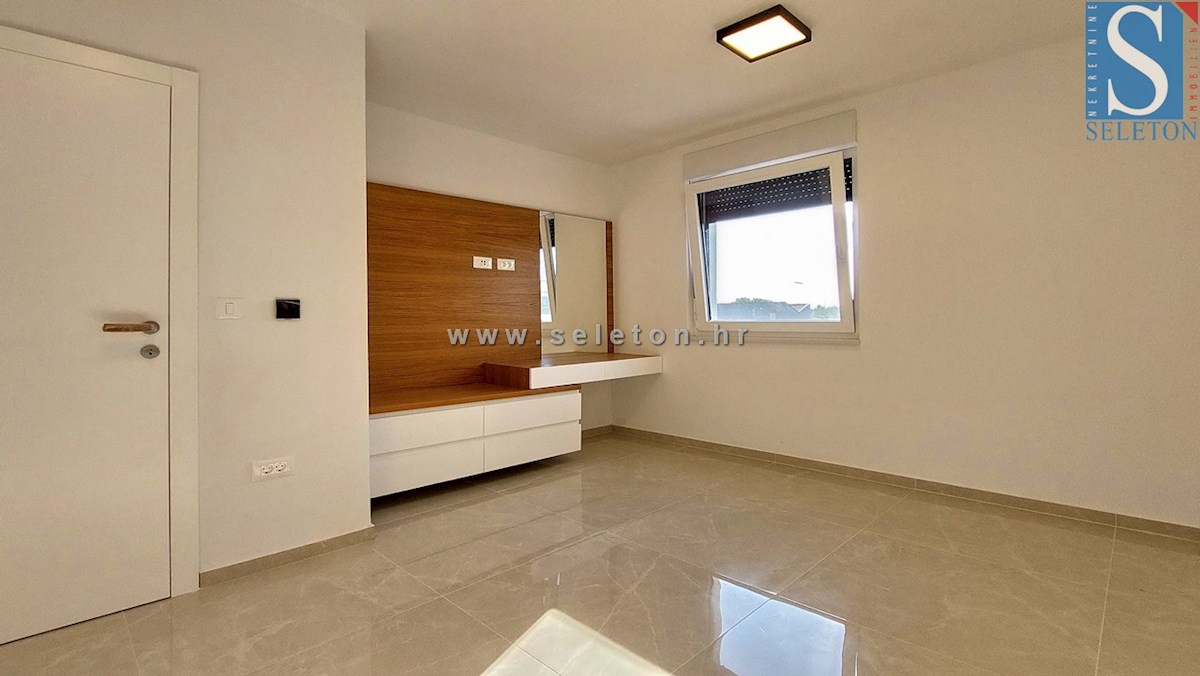 Novo stanovanje v Poreču 80 m2, delno opremljeno, talno gretje