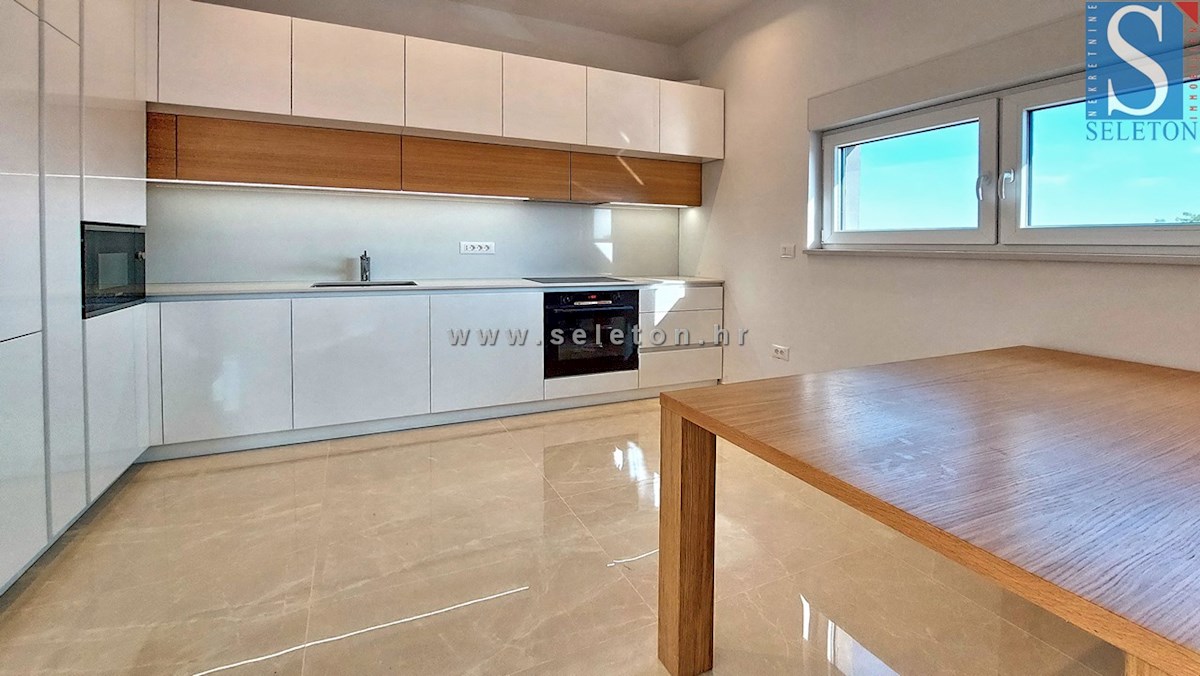 Novo stanovanje v Poreču 80 m2, delno opremljeno, talno gretje