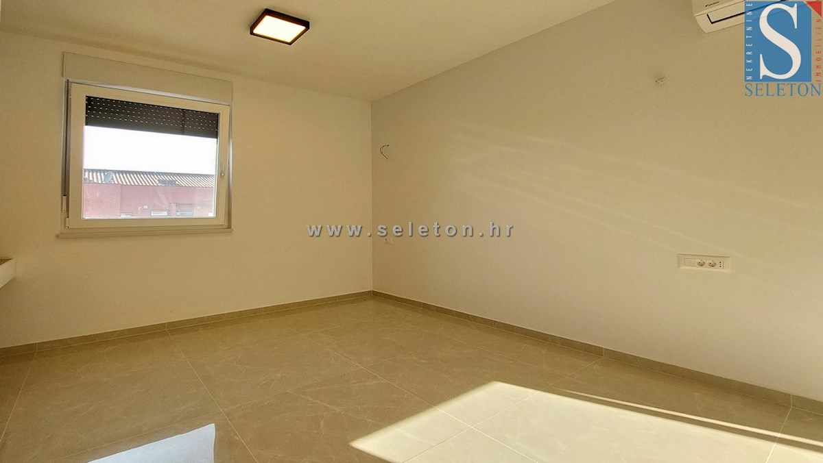 Novo stanovanje v Poreču 80 m2, delno opremljeno, talno gretje