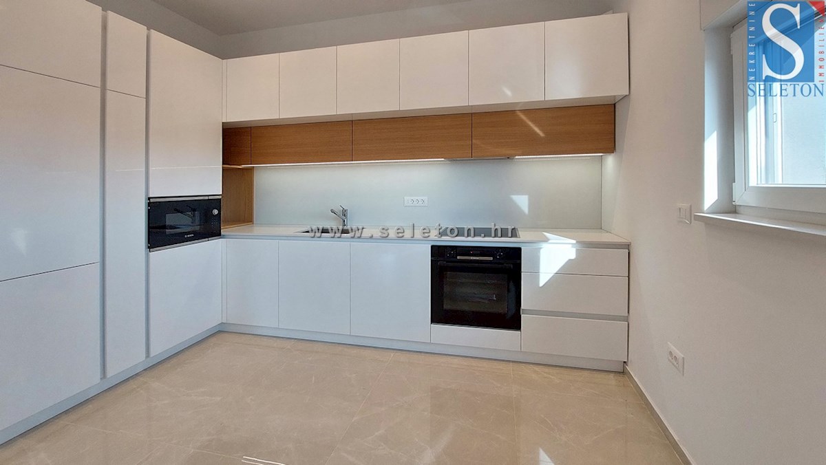 Novo stanovanje v Poreču 80 m2, delno opremljeno, talno gretje