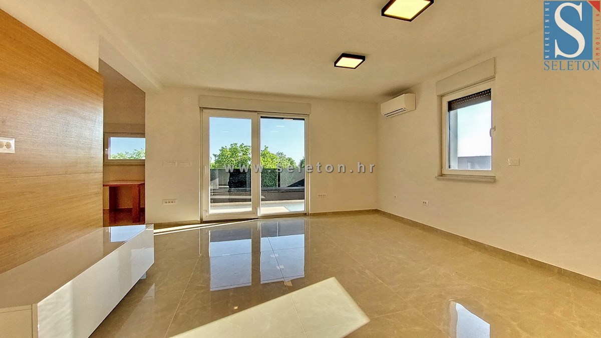 Novo stanovanje v Poreču 80 m2, delno opremljeno, talno gretje