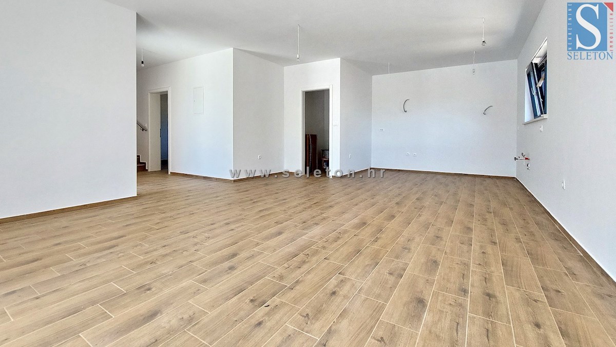 Nov moderni dvojček  od 131 m2 z bazenom v okolici Poreča