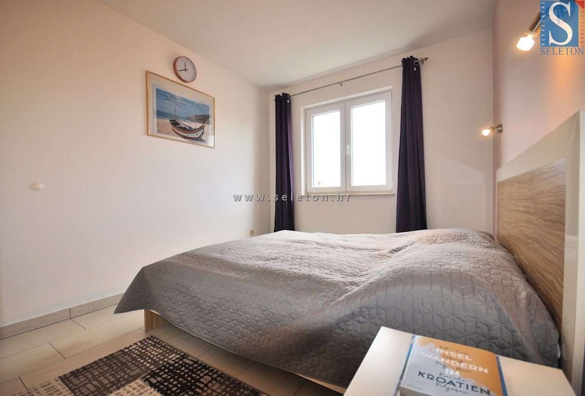 Poreč, samostojna hiša 180 m2 z bazenom, 2 apartmaja