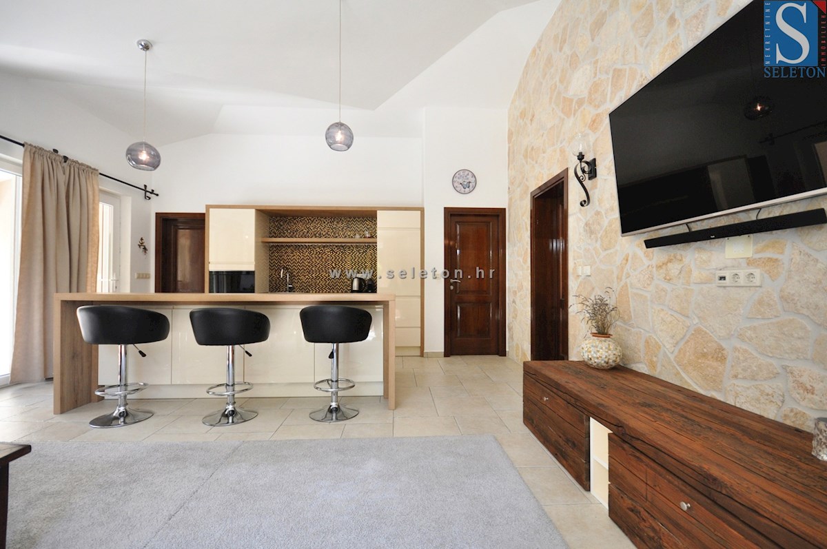 Poreč, samostojna hiša 180 m2 z bazenom, 2 apartmaja