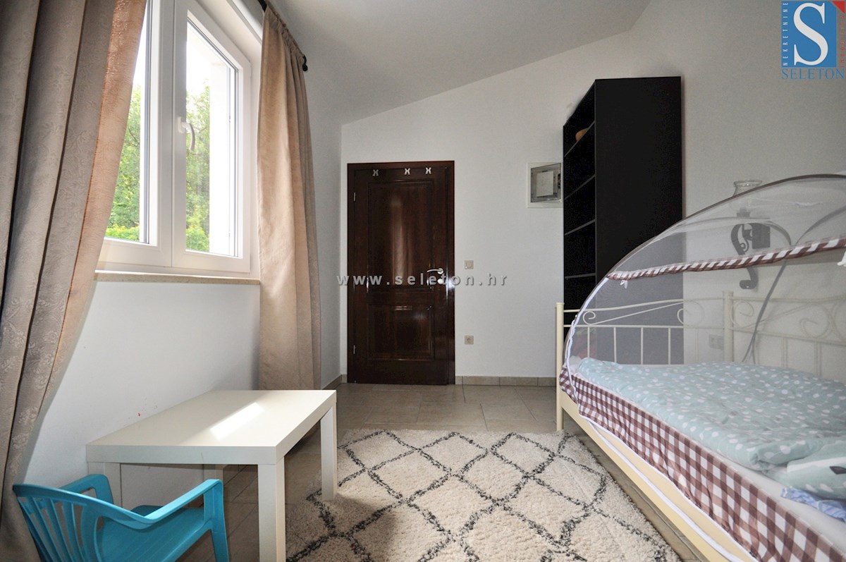 Poreč, samostojna hiša 180 m2 z bazenom, 2 apartmaja