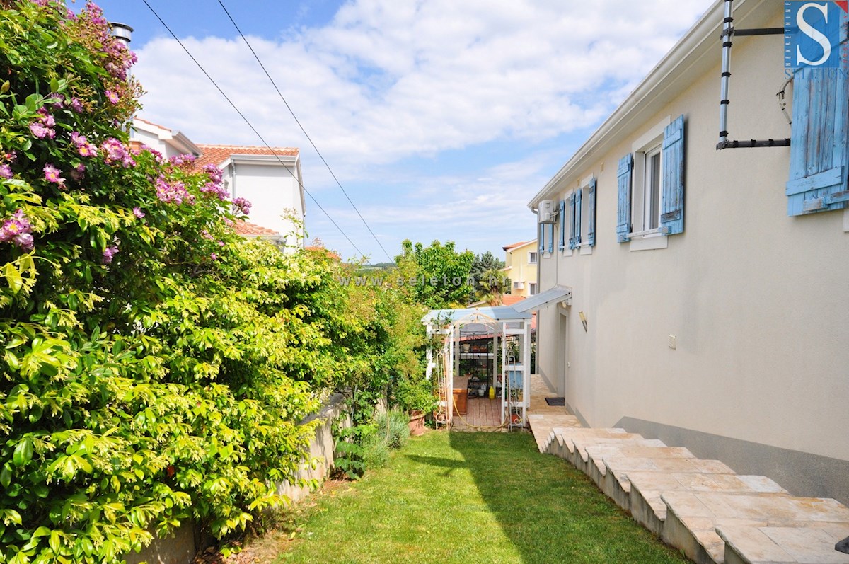 Poreč, samostojna hiša 180 m2 z bazenom, 2 apartmaja