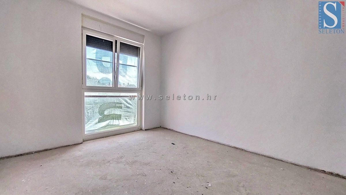 Poreč, novo stanovanje velikosti 67 m2 z vrtom velikosti 180 m2, 2 parkirnima mestoma, kletjo