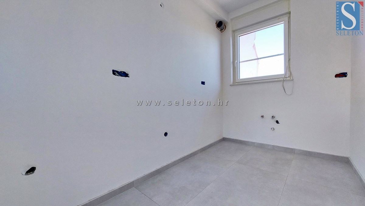 Poreč, novo stanovanje velikosti 67 m2 z vrtom velikosti 180 m2, 2 parkirnima mestoma, kletjo