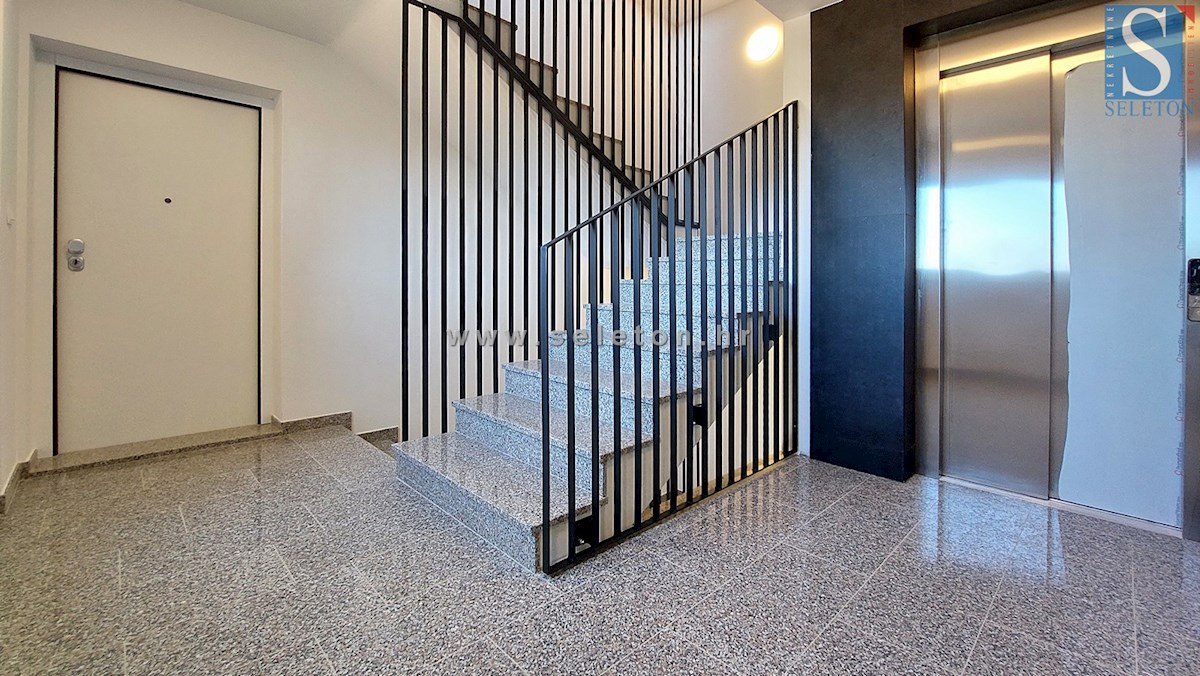 Istra, Poreč, novo stanovanje velikosti 67 m2 z vrtom velikosti 180 m2, 2 parkirnima mestoma, kletjo