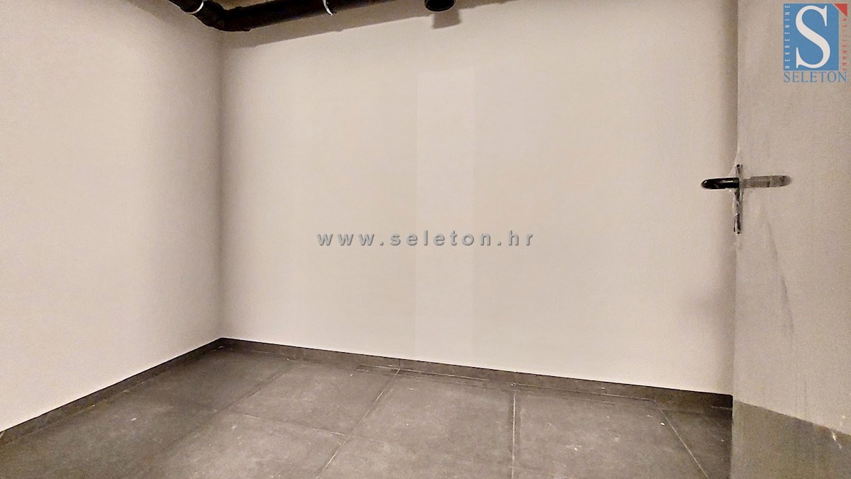 Istra, Poreč, novo stanovanje velikosti 67 m2 z vrtom velikosti 180 m2, 2 parkirnima mestoma, kletjo