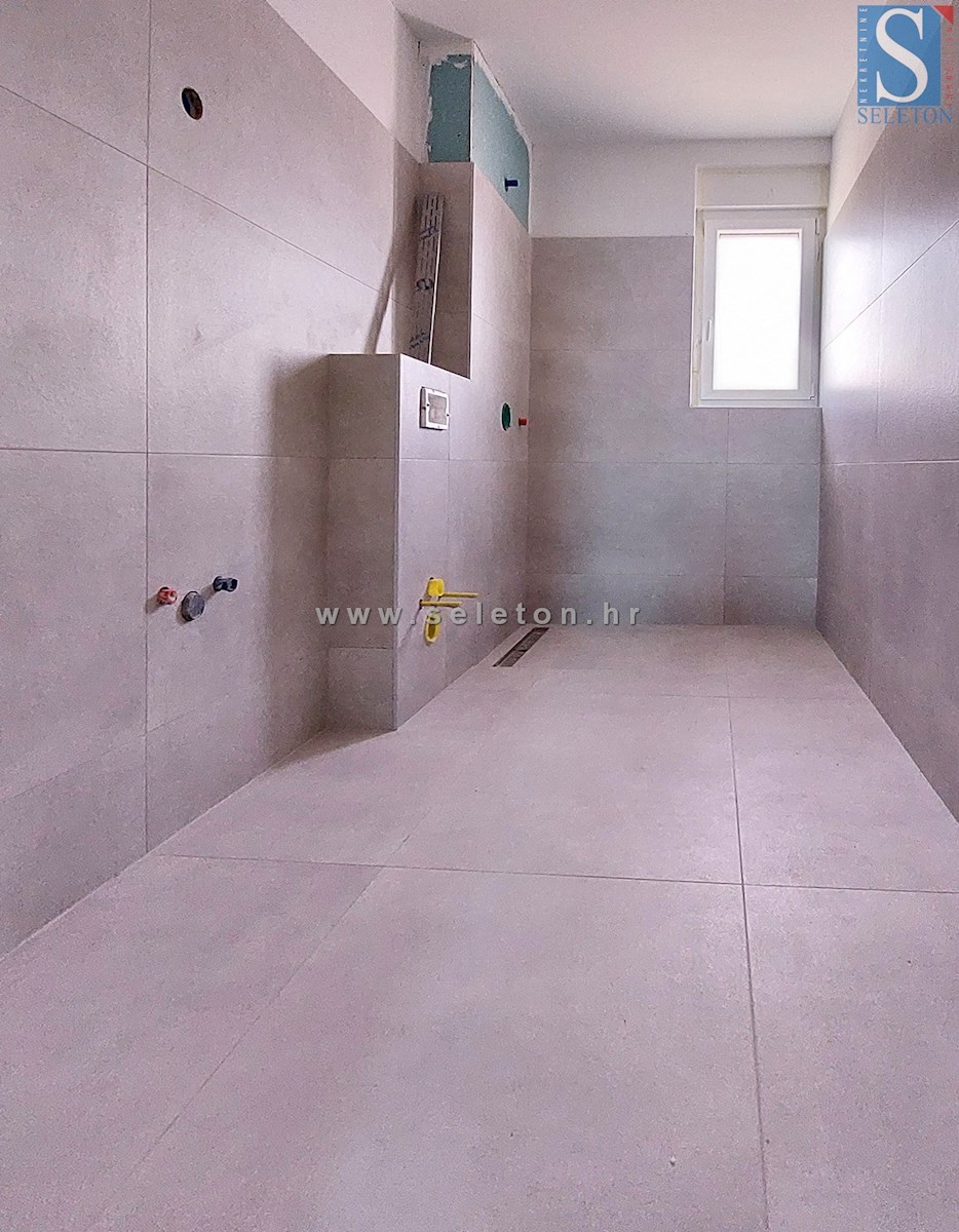 Poreč, novo stanovanje velikosti 67 m2 z vrtom velikosti 180 m2, 2 parkirnima mestoma, kletjo