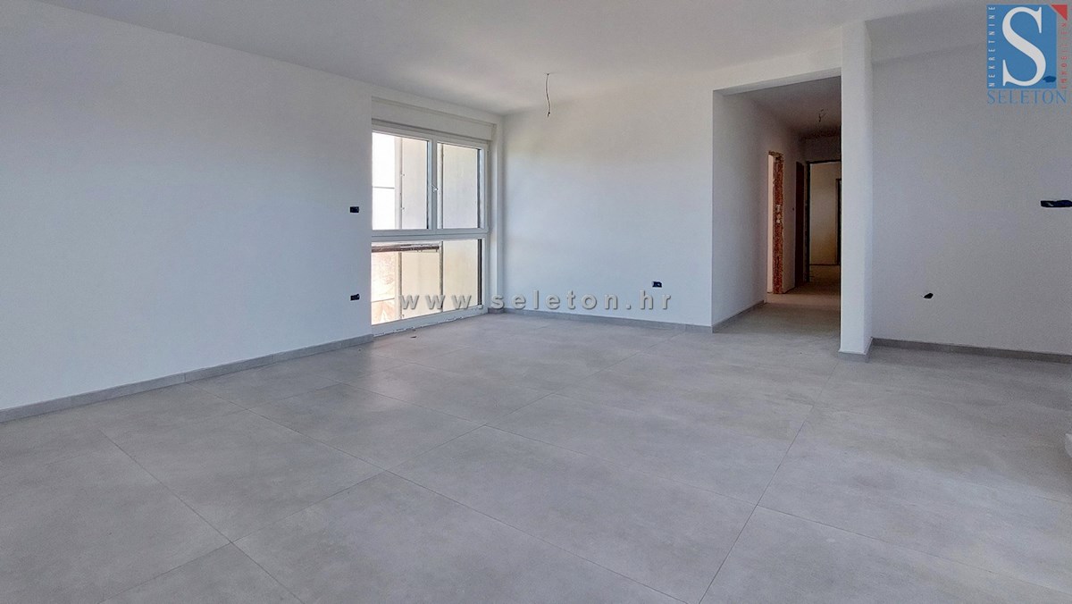 Poreč, novo stanovanje velikosti 67 m2 z vrtom velikosti 180 m2, 2 parkirnima mestoma, kletjo