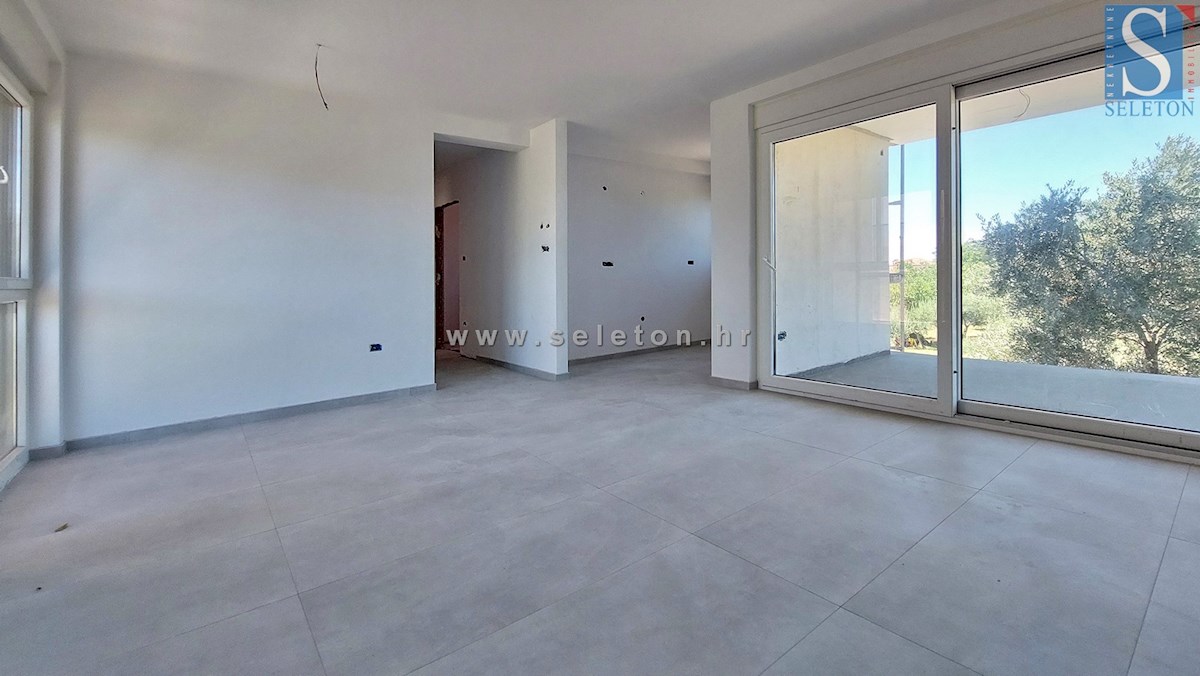 Poreč, novo stanovanje velikosti 67 m2 z vrtom velikosti 180 m2, 2 parkirnima mestoma, kletjo