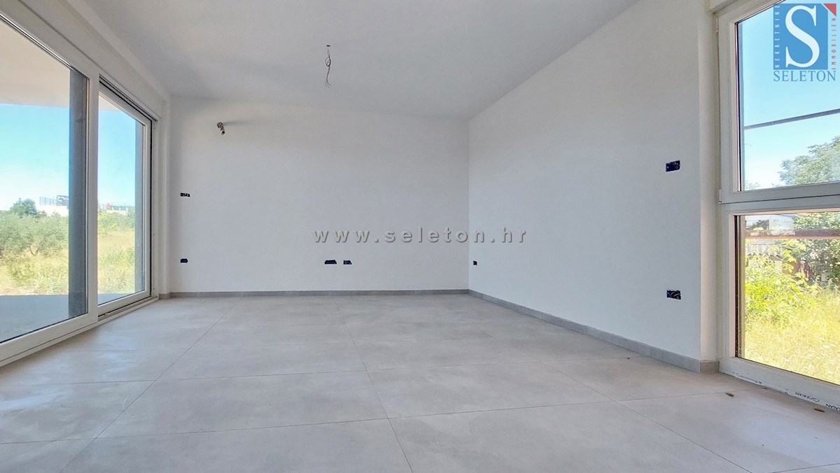 Poreč, novo stanovanje velikosti 67 m2 z vrtom velikosti 180 m2, 2 parkirnima mestoma, kletjo