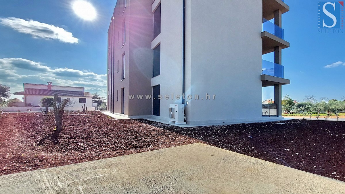 Istra, Poreč, novo stanovanje velikosti 67 m2 z vrtom velikosti 180 m2, 2 parkirnima mestoma, kletjo