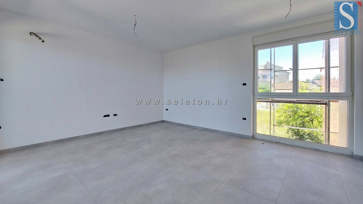 Poreč, novo stanovanje velikosti 67 m2 z vrtom velikosti 180 m2, 2 parkirnima mestoma, kletjo