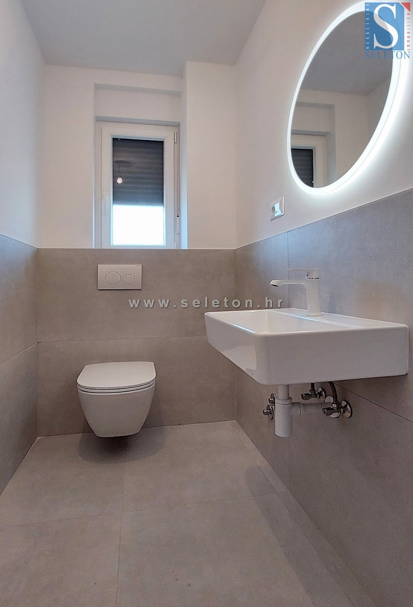 Istra, Poreč, novo stanovanje velikosti 67 m2 z vrtom velikosti 180 m2, 2 parkirnima mestoma, kletjo