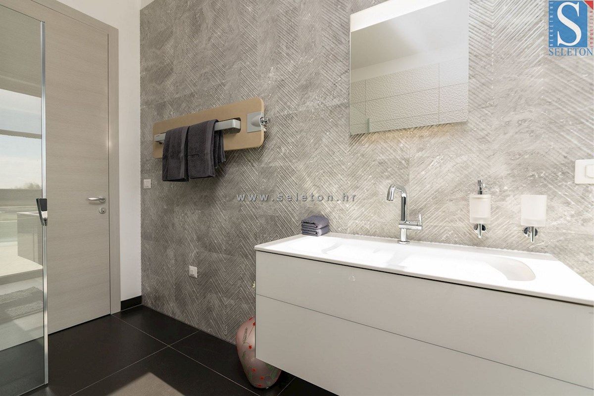 Istra, Poreč - okolica, moderna vila 437 m2 z bazenom in velikim vrtom