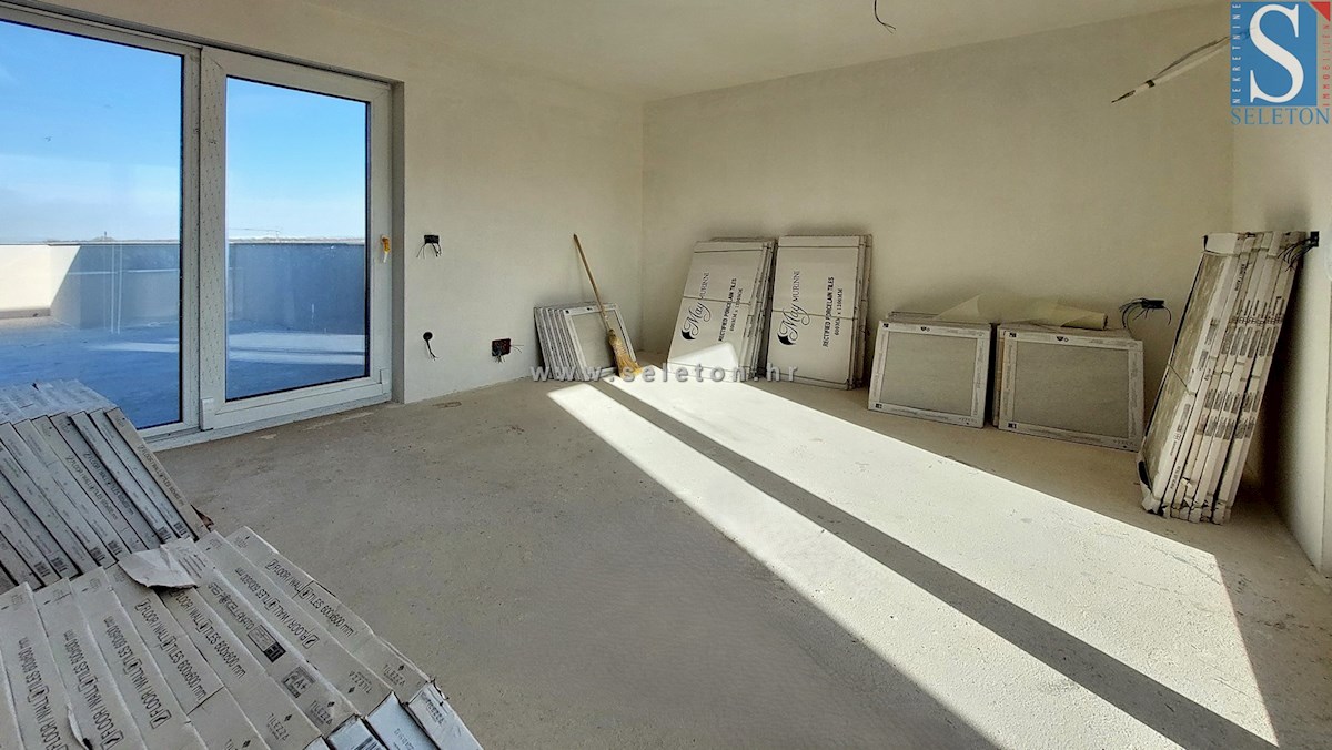 Dvoetažno stanovanje 122 m2 v okolici Poreča z veliko teraso in pogledom na morje