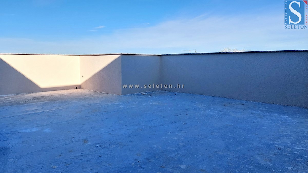 Dvoetažno stanovanje 122 m2 v okolici Poreča z veliko teraso in pogledom na morje