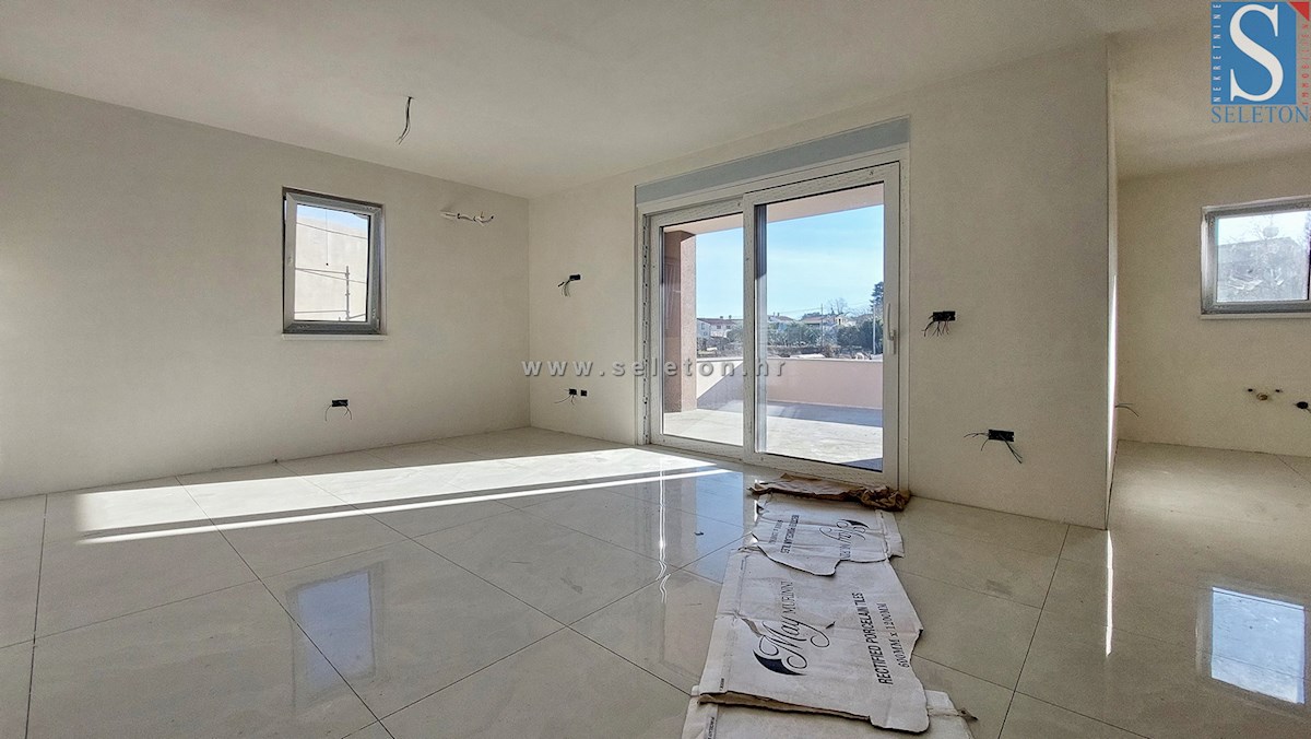 Dvoetažno stanovanje 122 m2 v okolici Poreča z veliko teraso in pogledom na morje