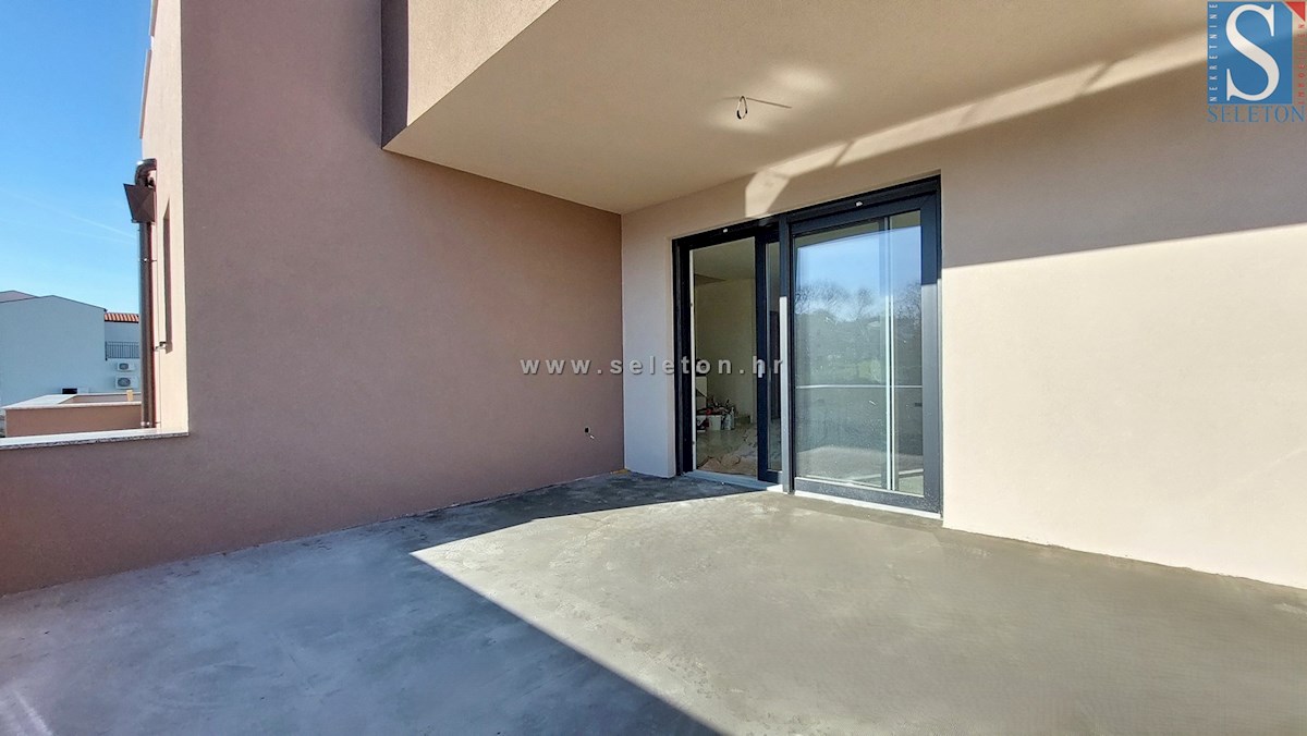 Dvoetažno stanovanje 122 m2 v okolici Poreča z veliko teraso in pogledom na morje