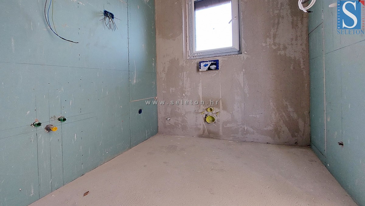 Dvoetažno stanovanje 122 m2 v okolici Poreča z veliko teraso in pogledom na morje