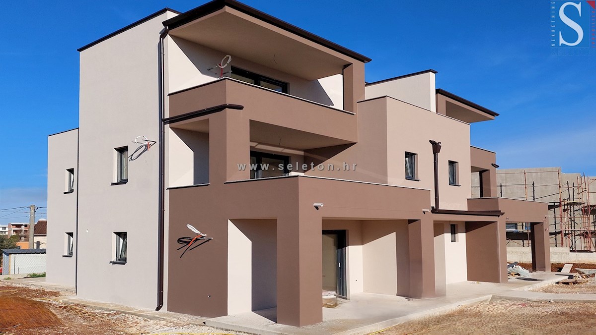 Dvoetažno stanovanje 122 m2 v okolici Poreča z veliko teraso in pogledom na morje