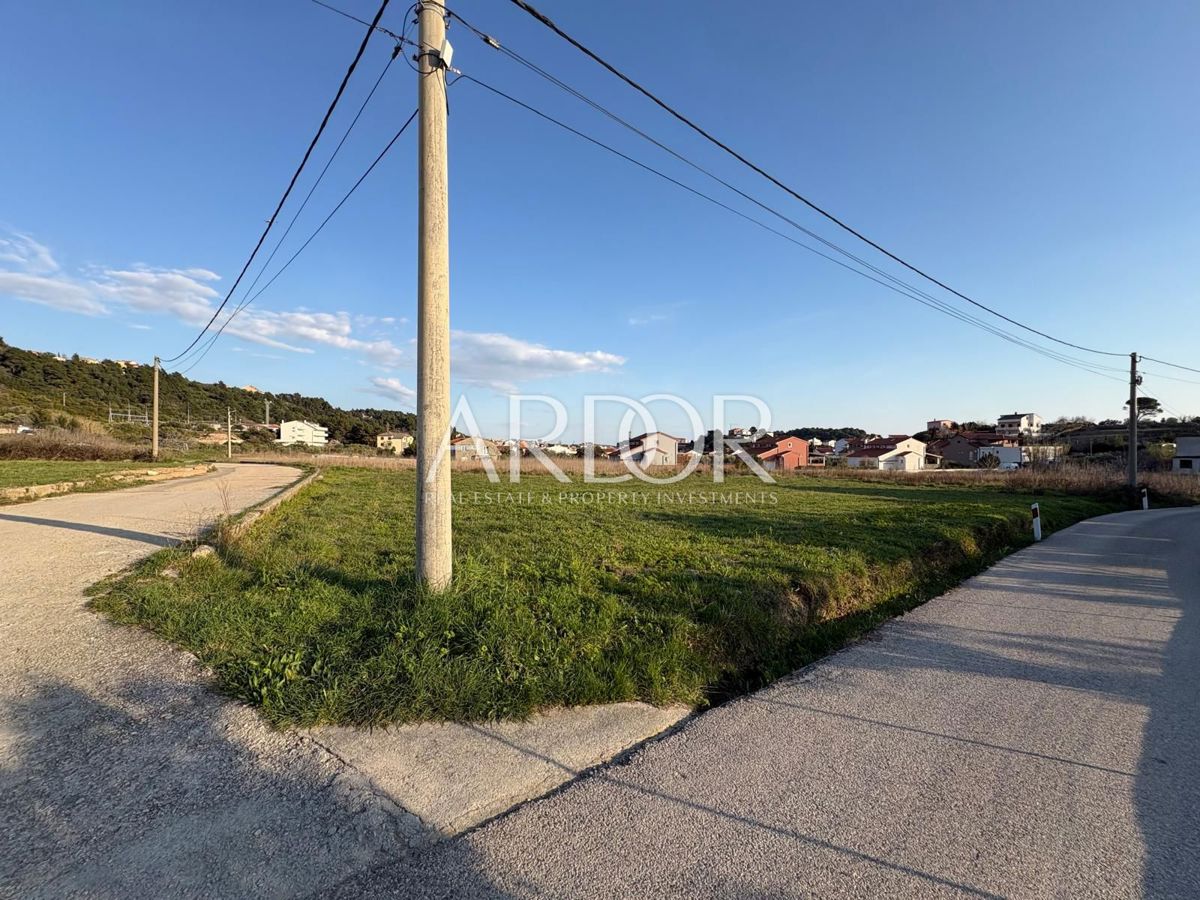 Zemljišče Palit, Rab, 976m2