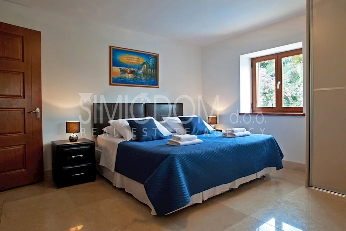 Apartma z vrtom tik ob morju, Brač