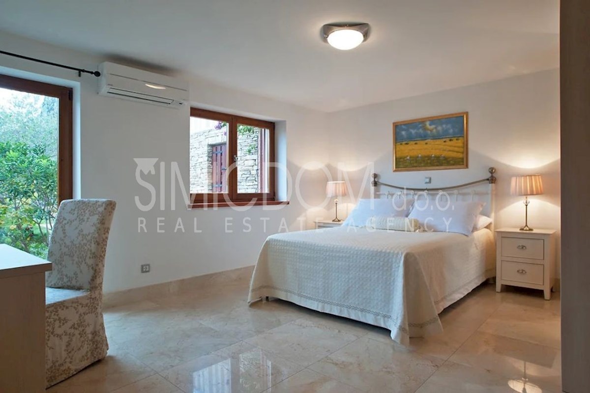 Apartma z vrtom tik ob morju, Brač