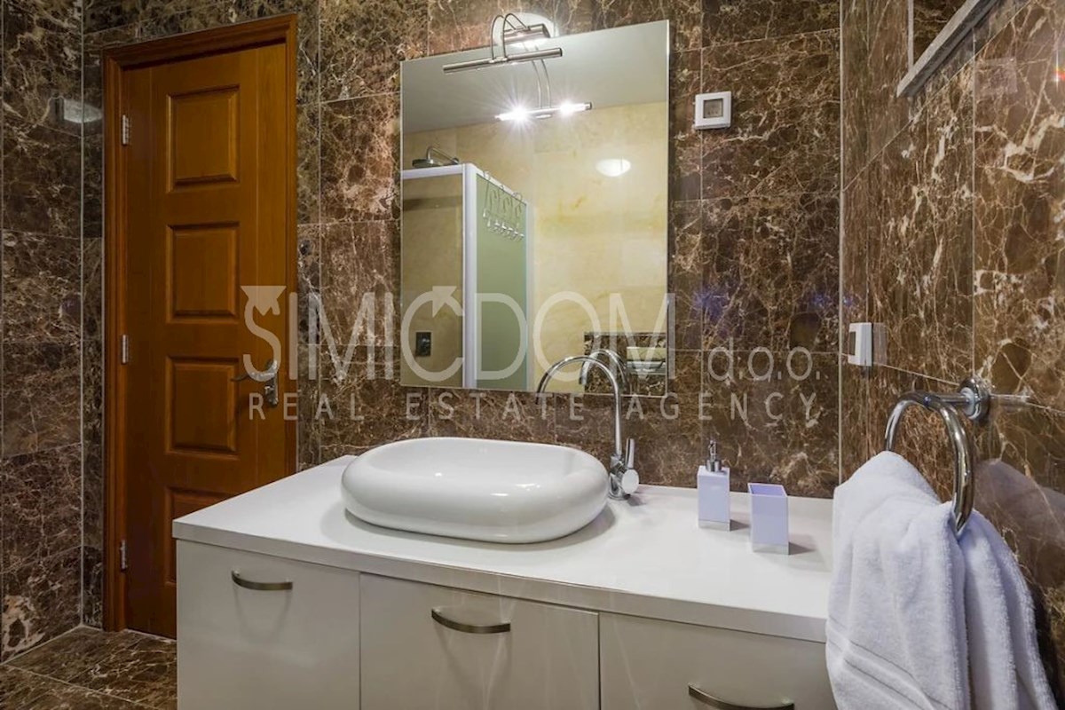 Apartma z vrtom tik ob morju, Brač