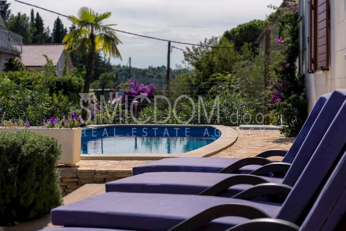 Apartma z vrtom tik ob morju, Brač