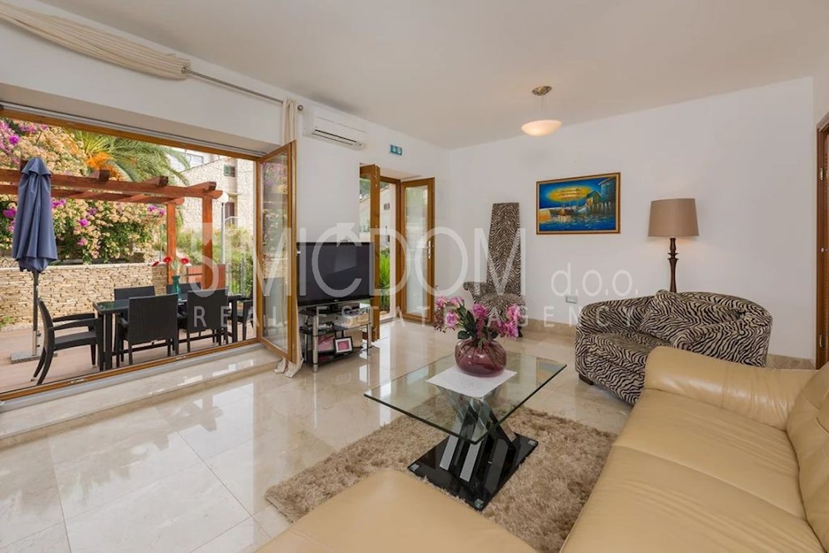 Apartma z vrtom tik ob morju, Brač