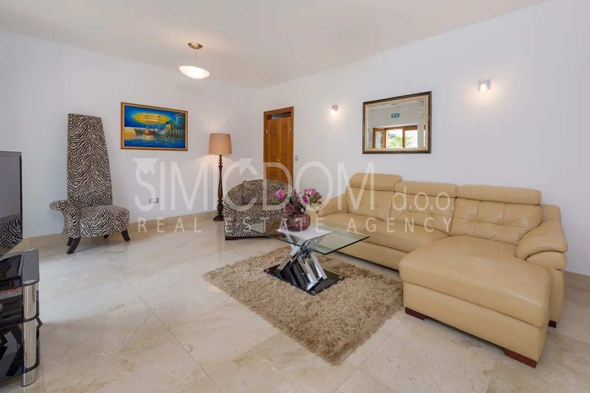 Apartma z vrtom tik ob morju, Brač