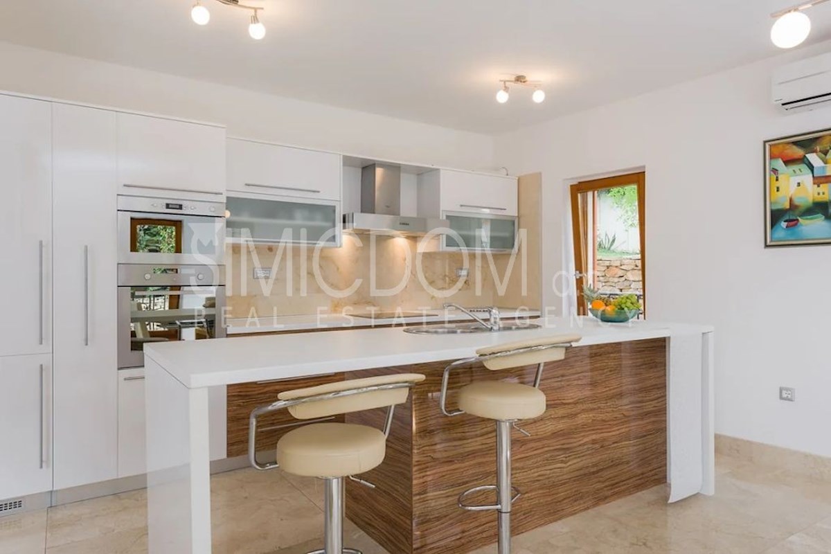 Apartma z vrtom tik ob morju, Brač