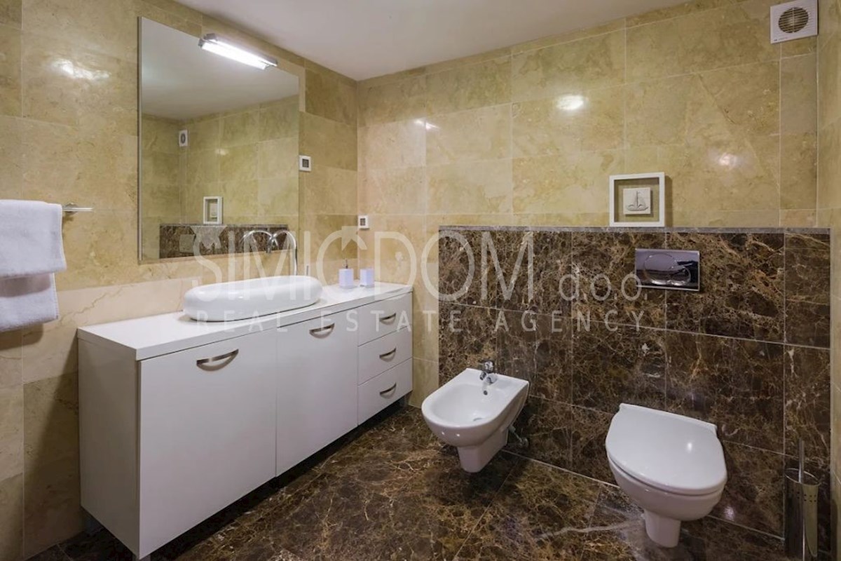 Apartma z vrtom tik ob morju, Brač
