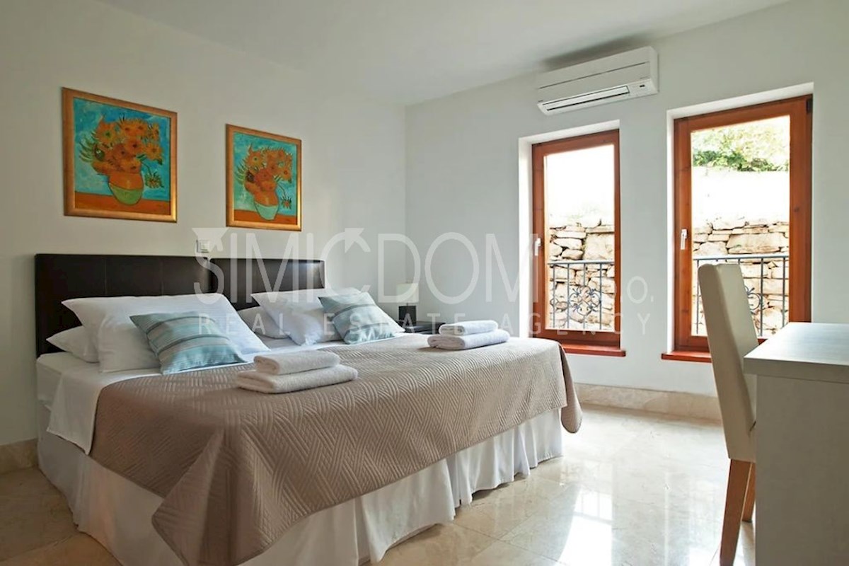 Apartma z vrtom tik ob morju, Brač