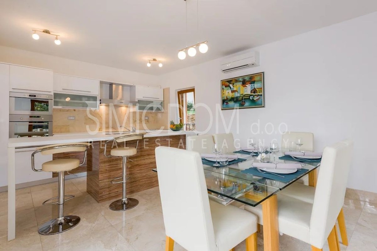 Apartma z vrtom tik ob morju, Brač