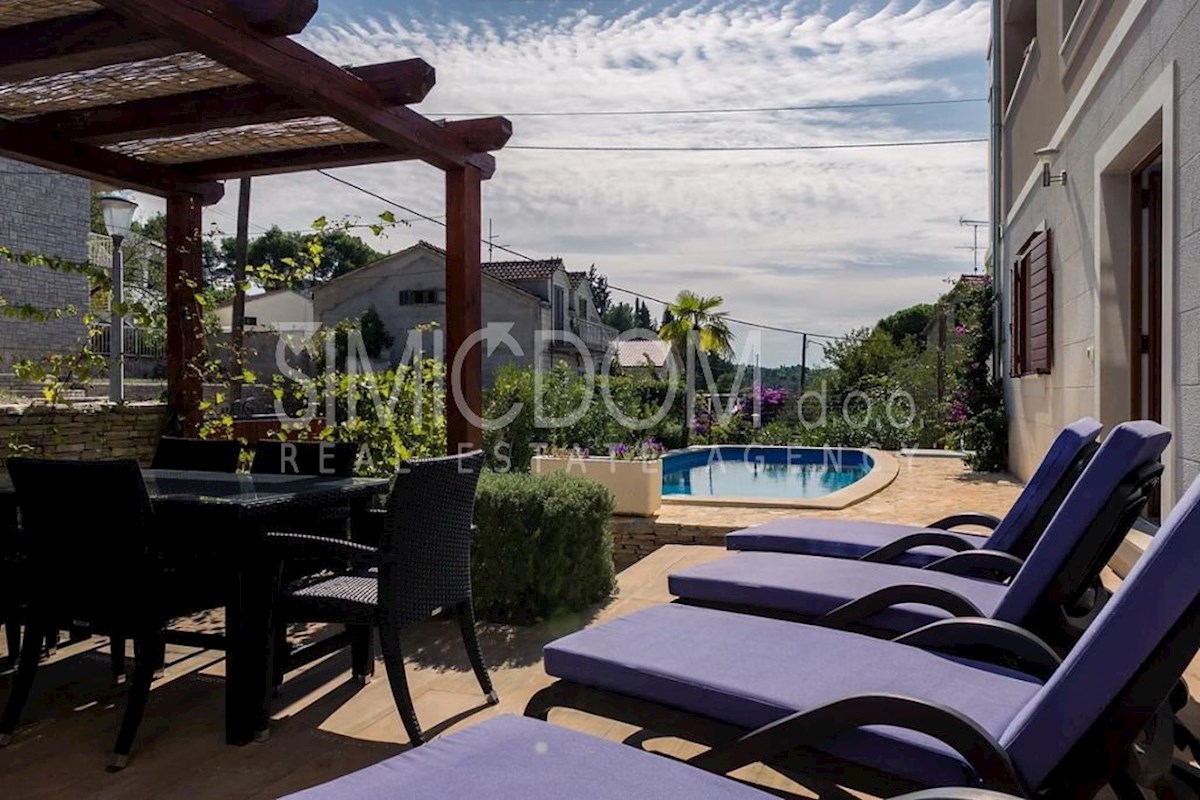 Apartma z vrtom tik ob morju, Brač