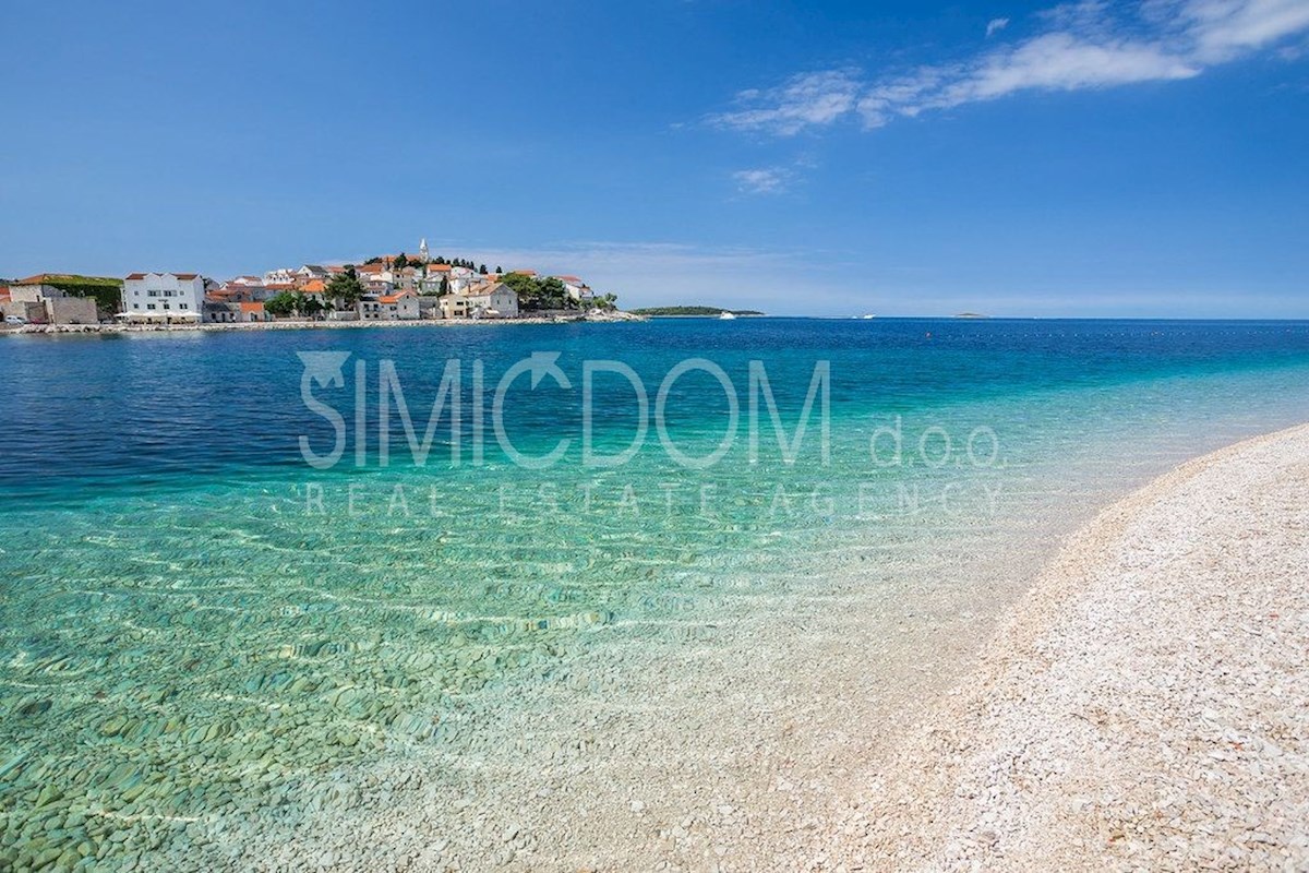 Novo stanovanje z vrtom zelo blizu plaže, Primošten